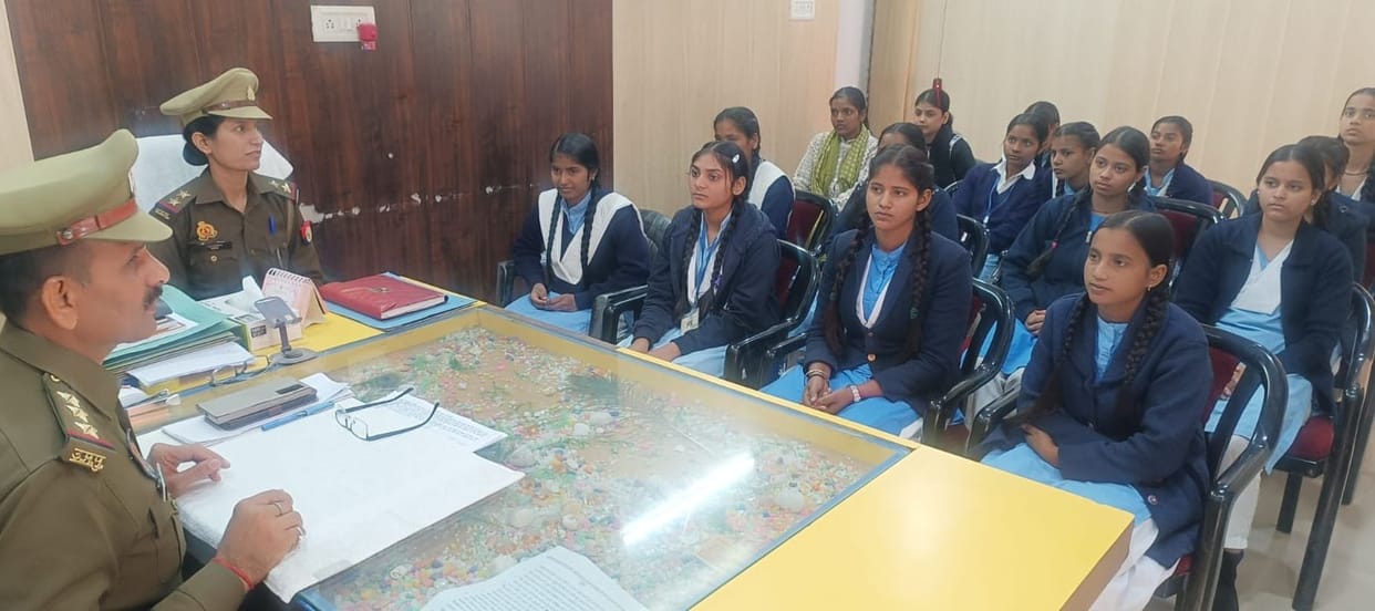 The police officer informed the girl students about human rights.