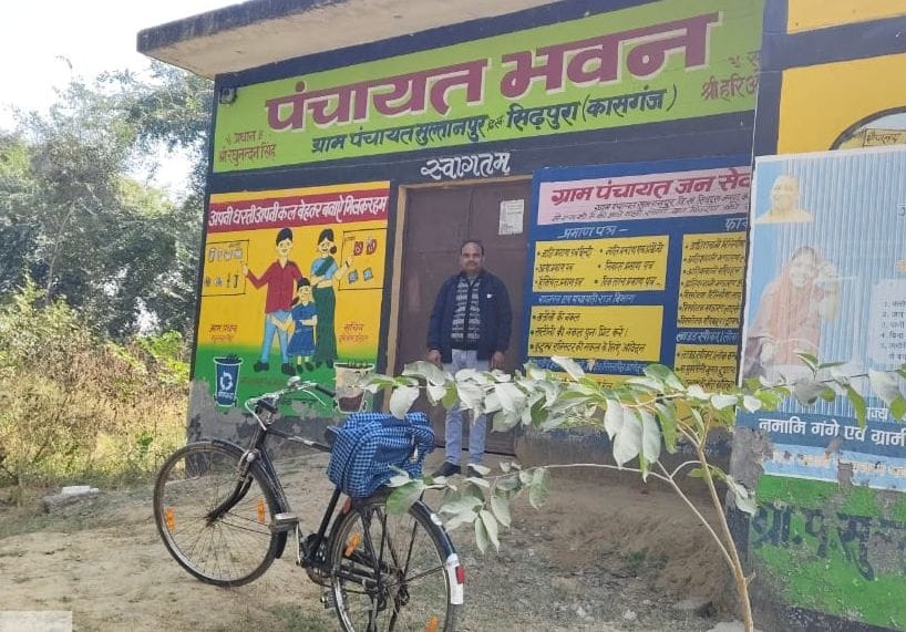 Village secretaries embark on a "cycle satyagraha" and boycott private vehicles.