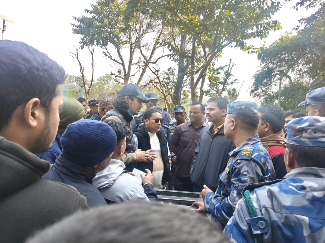Nepali youth block entry of Indian vehicles, accuse SSB of beating