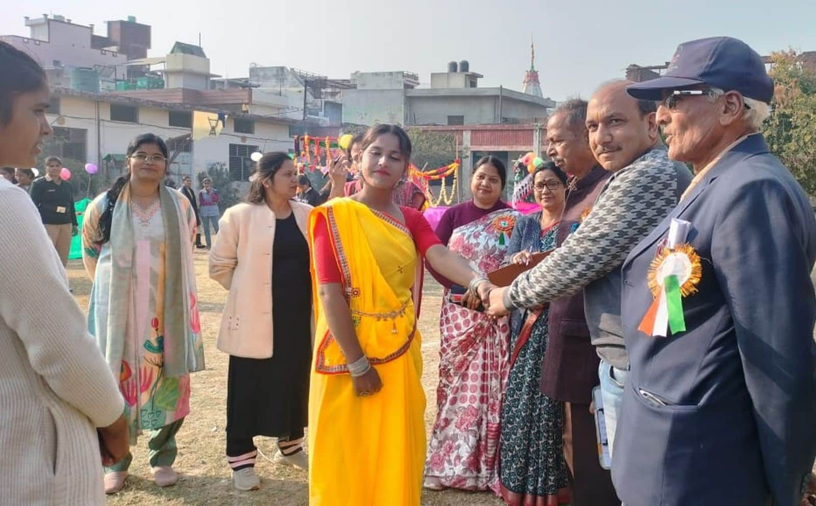 गिंदो देवी महिला महाविद्यालय में रेंजर्स शिविर के दौरान हाथ मिलाती छात्रा।स्रोत कॉलेज