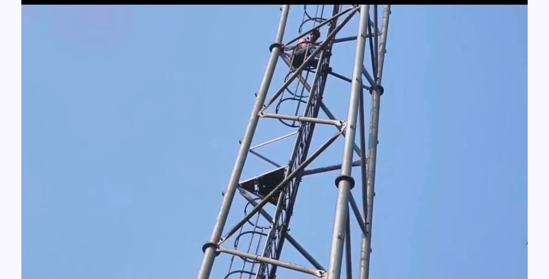 A young man climbed a tower due to one-sided love...ended up in jail