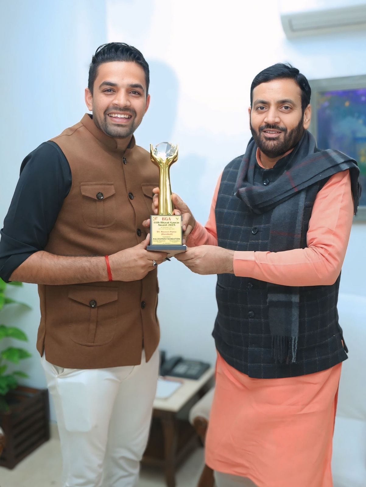 Indian handball team coach Naveen Poonia receives the India Glory Award