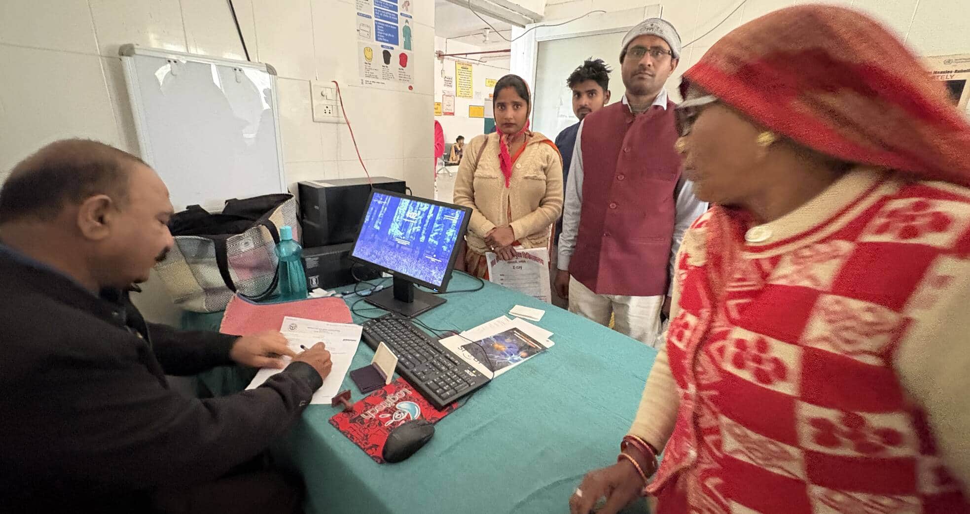 ज्ञानपुर जिला चिकित्सालय में मरीज देखते चिकित्सक। संवाद