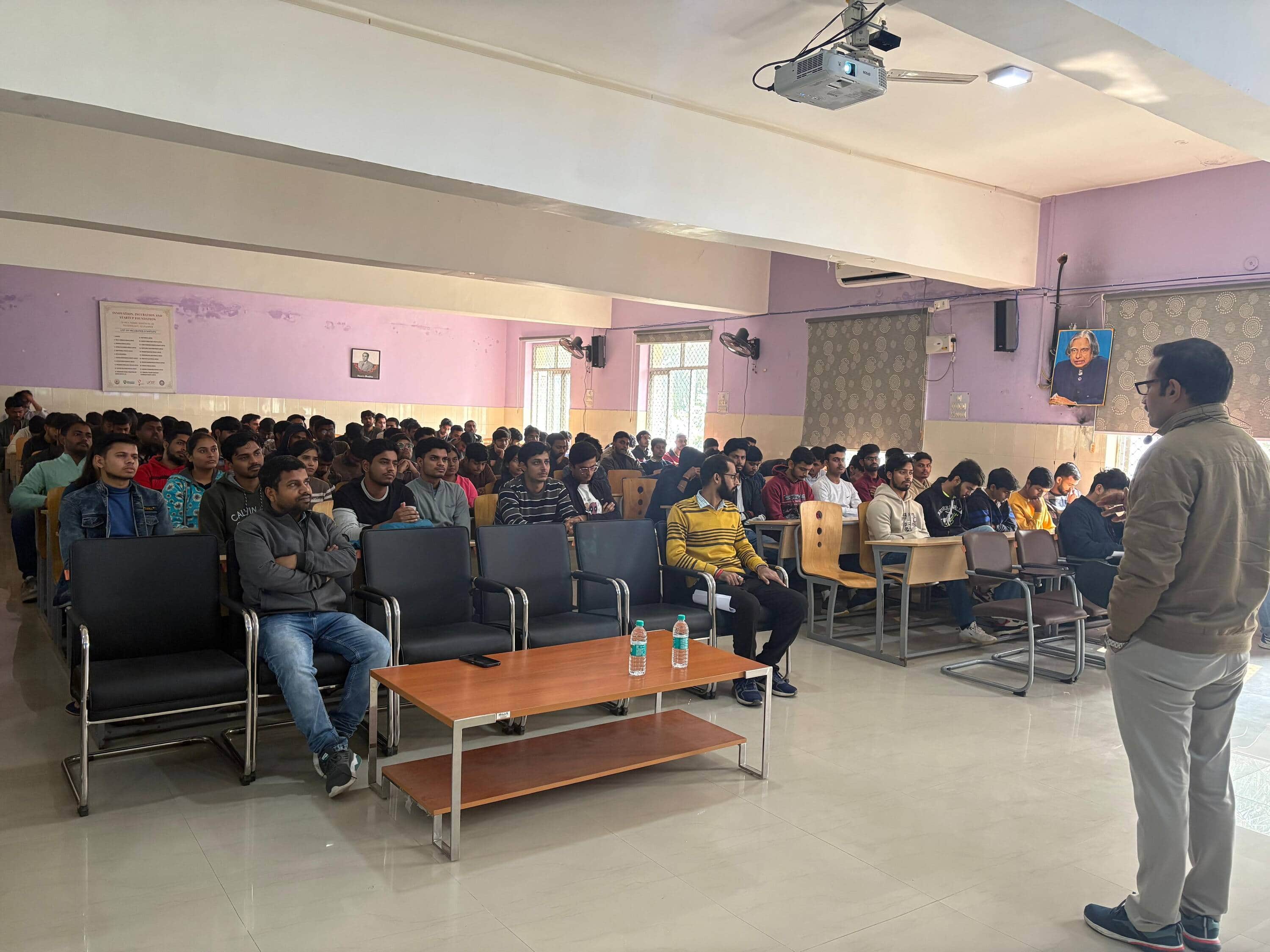  केएनआईटी में सेमिनार को संबोधित करते वक्ता। स्रोत- संस्थान