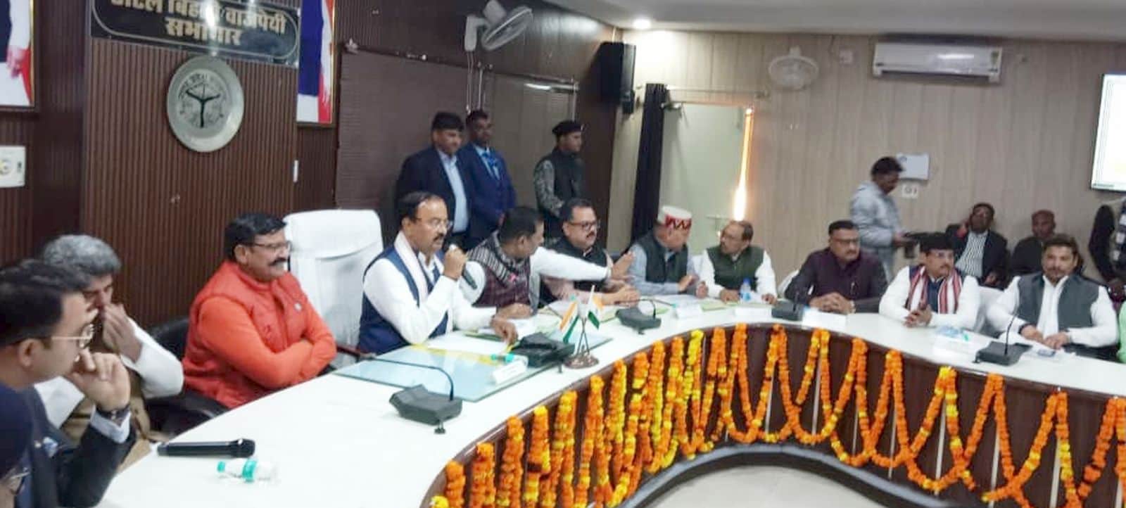 कलक्ट्रेट में बैठक करते डिप्टी सीएम केशव प्रसाद मौर्य। संवाद