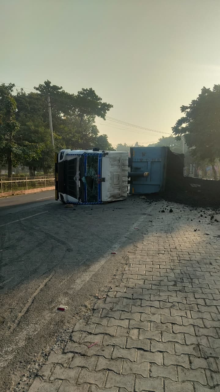 Coal-laden truck overturns near Tau Devi Lal Chowk, driver injured
