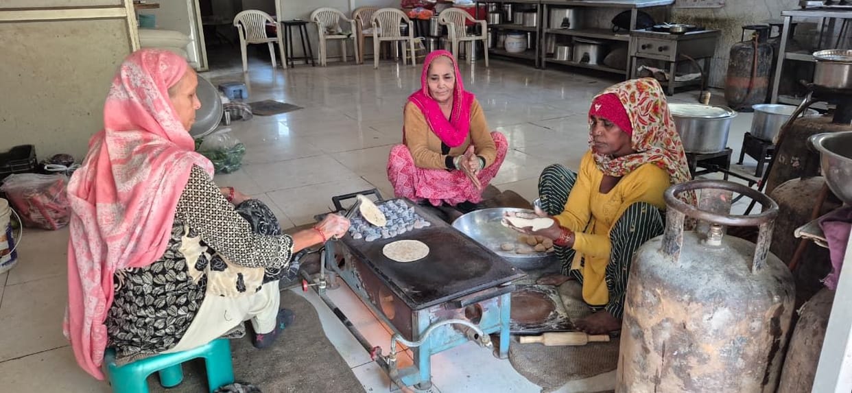 The canteen's stove ignited the flame of self-reliance... During the COVID period, the canteen, illuminated by a ray of hope, along with women from Bhatri and self-help groups, fed the hungry.