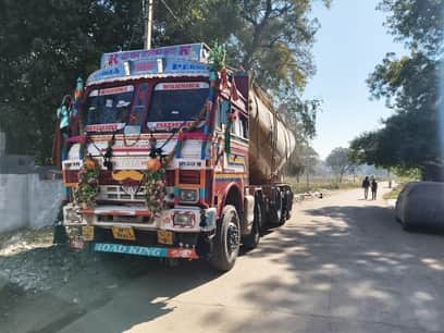 कोतवाली में खड़ा टैंकर