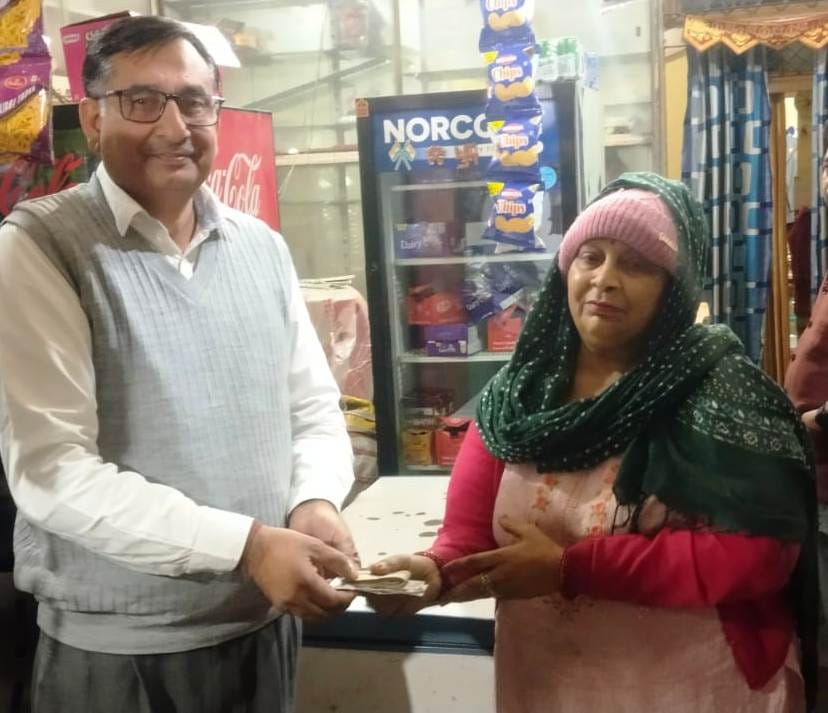 Woman sets an example of honesty by returning lost money