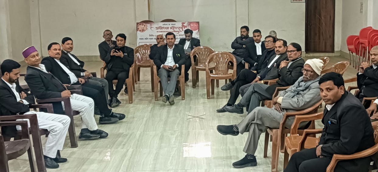 In the mini parliament, advocates presented arguments for and against the government.