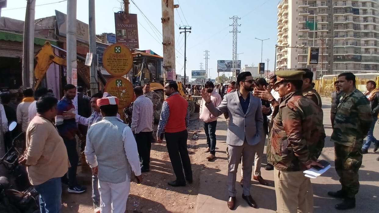 The municipal corporation's bulldozer roared into action at Govardhan and Mandi Chowk.