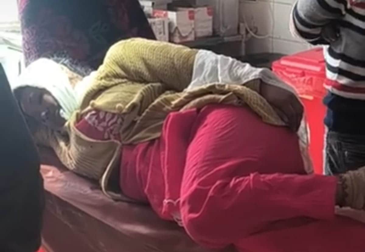 मेडिकल कॉलेज की इमरजेंसी में होता घायल सिमरन का उपचार। संवाद