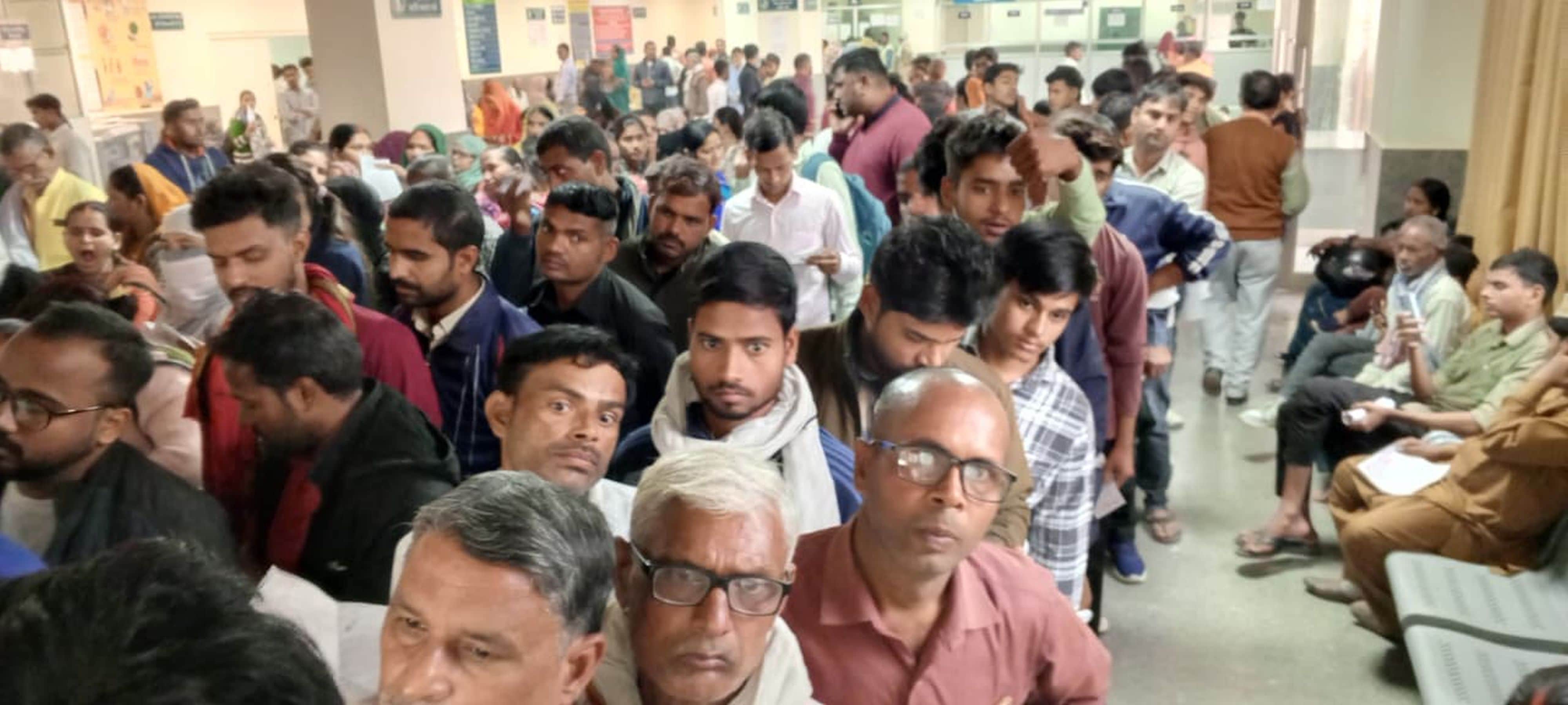 मेडिकल काॅलेज में दवा लेने के लिए लगी मरीजों की भीड़
