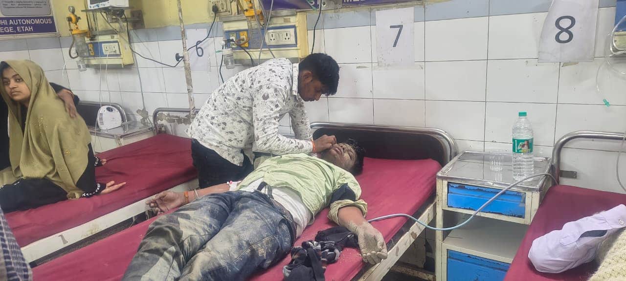 मधुमक्खियों के हमले से घायल युवक का मेडिकल कॉलेज में चलता इलाज। संवाद