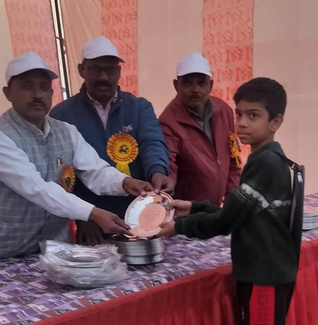 म्याऊं में अभिजीत दत्त उपाध्याय को पुरस्कृत करते परिषदीय अधिकारी। संवाद