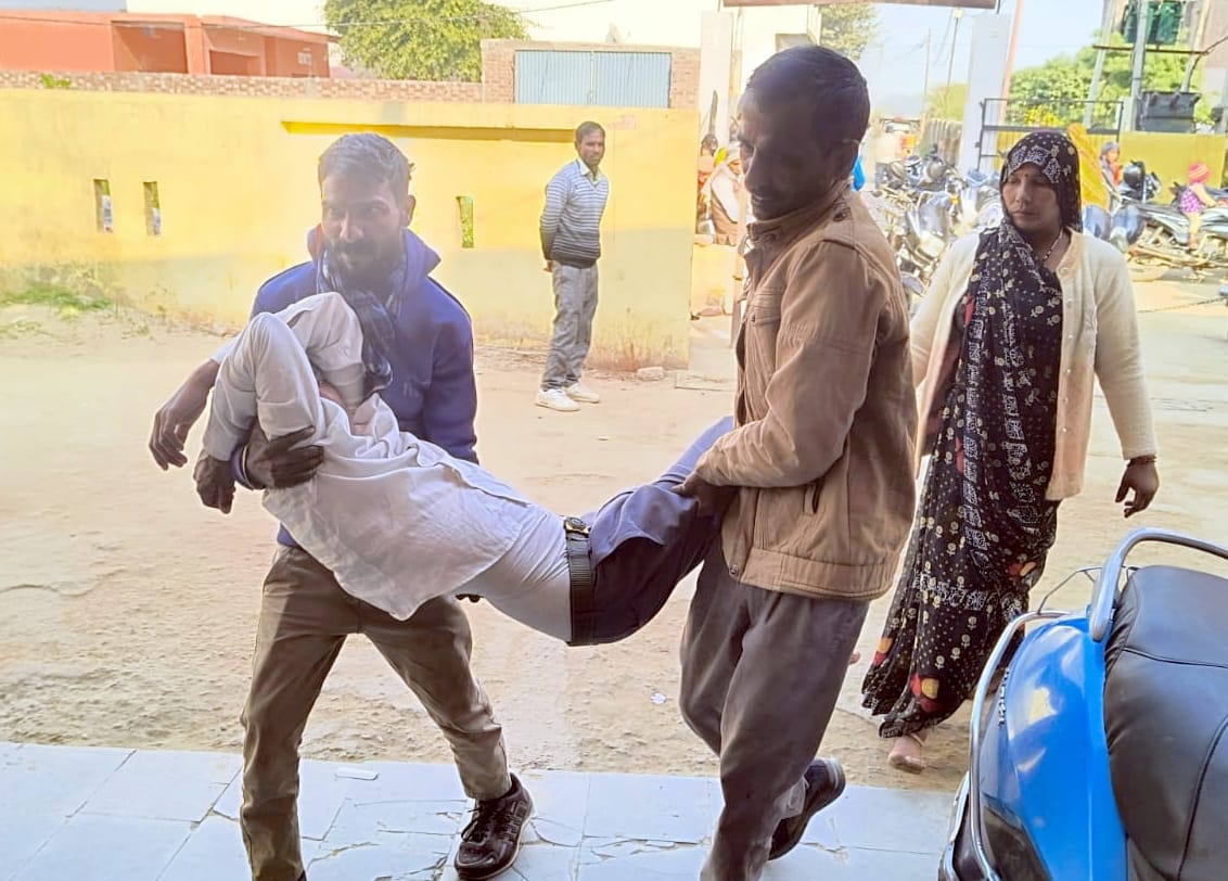 In the emergency, the injured got neither a stretcher nor a ward boy