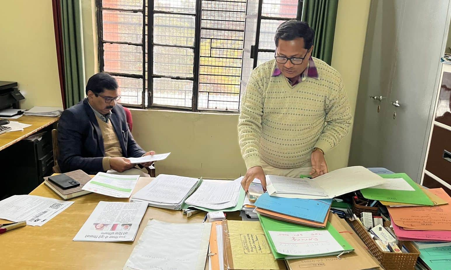 राजकीय डिग्री काॅलेज में जांच करते क्षेत्रीय उच्च शिक्षा अधिकारी डॉ. सुधीर कुमार। संवाद