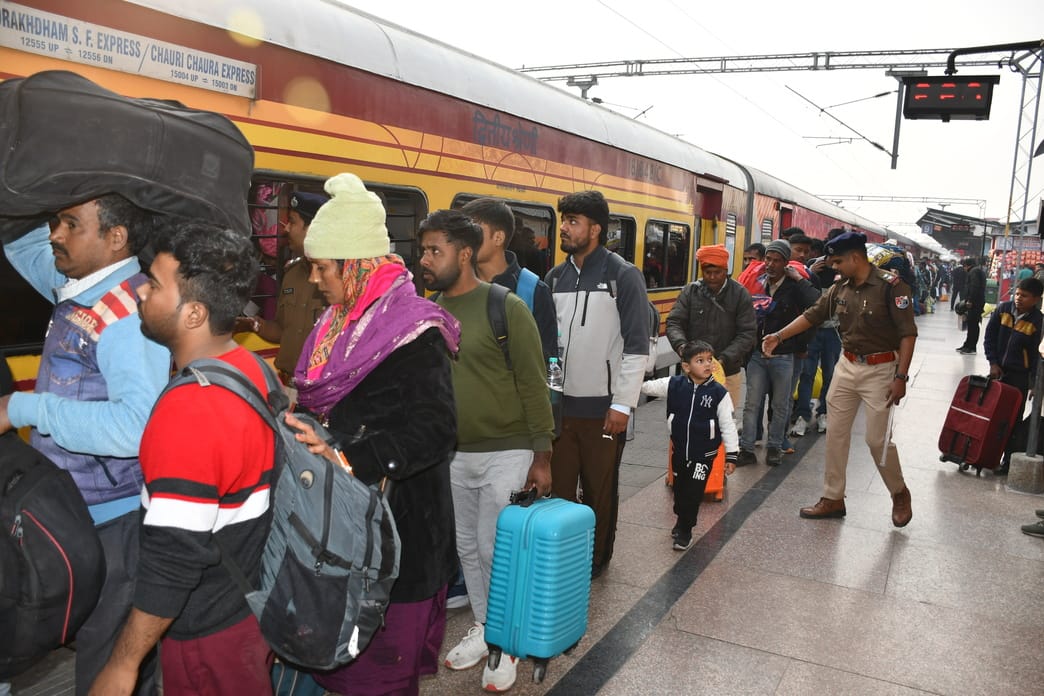 Crowd gathered in Gorakhdham, passengers faced problems due to closure of escalator