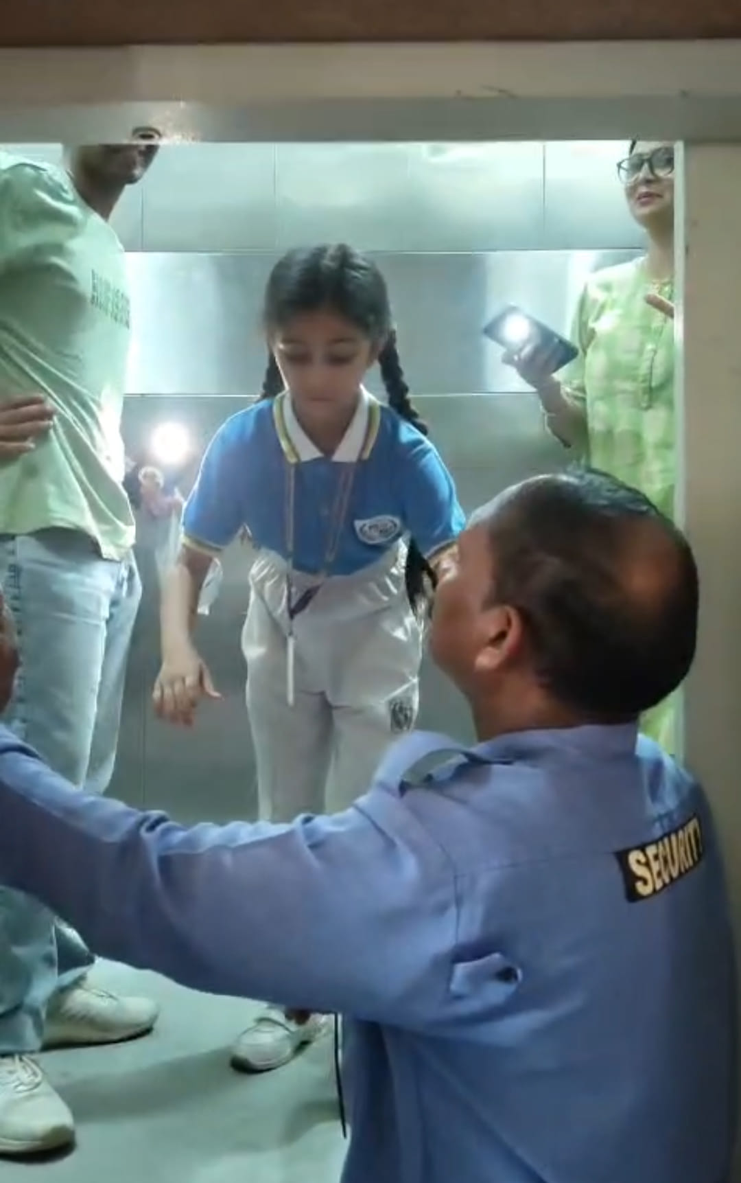 Lift falls from 12th floor to ground floor, one injured, school going girl also trapped