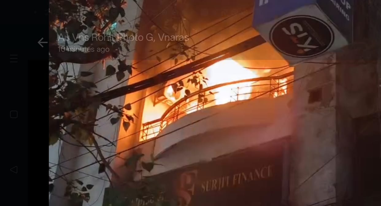 A fire broke out in a beauty parlor due to a short circuit and was brought under control within an hour and a half.