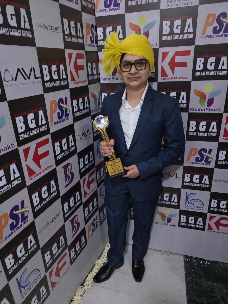 Young mountaineer Suman Verma received the Bharat Gaurav Award