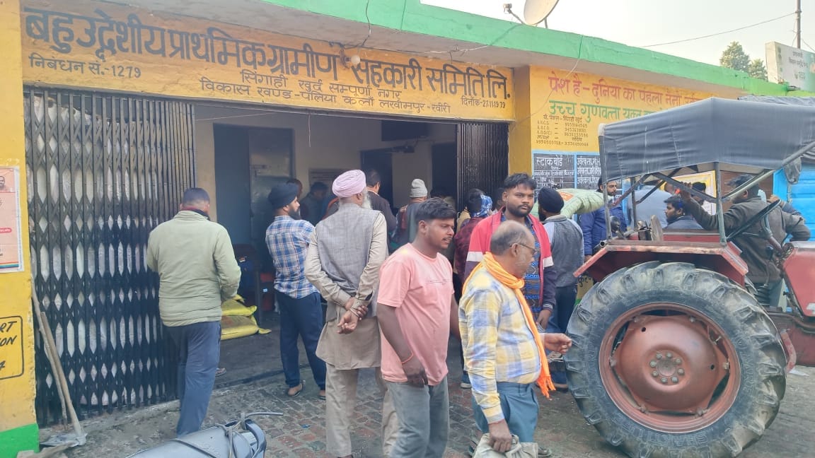 Crowd gathered at Singahi Khurd committee to get urea