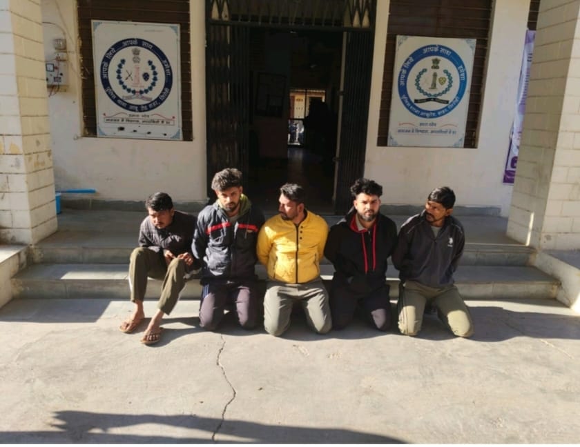 पुलिस की गिरफ्त में आरोपी।