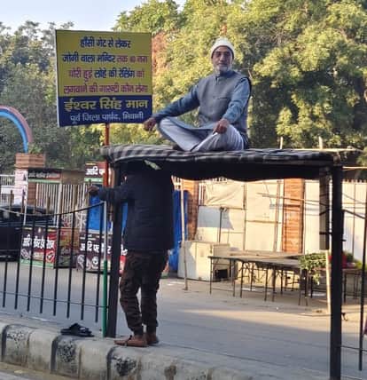Former councilor staged a sit-in on the stolen grill of Circular Road; 34 grills have been stolen within a 200-meter area