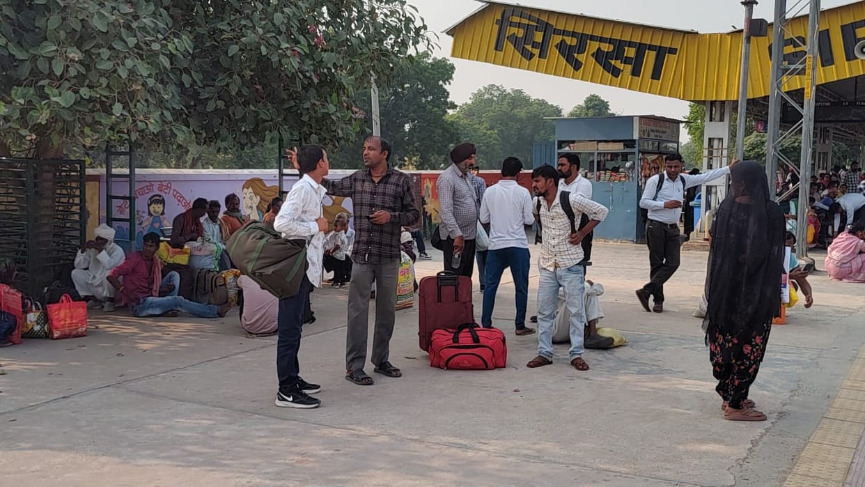 Fog disrupts rail services, causing inconvenience to passengers