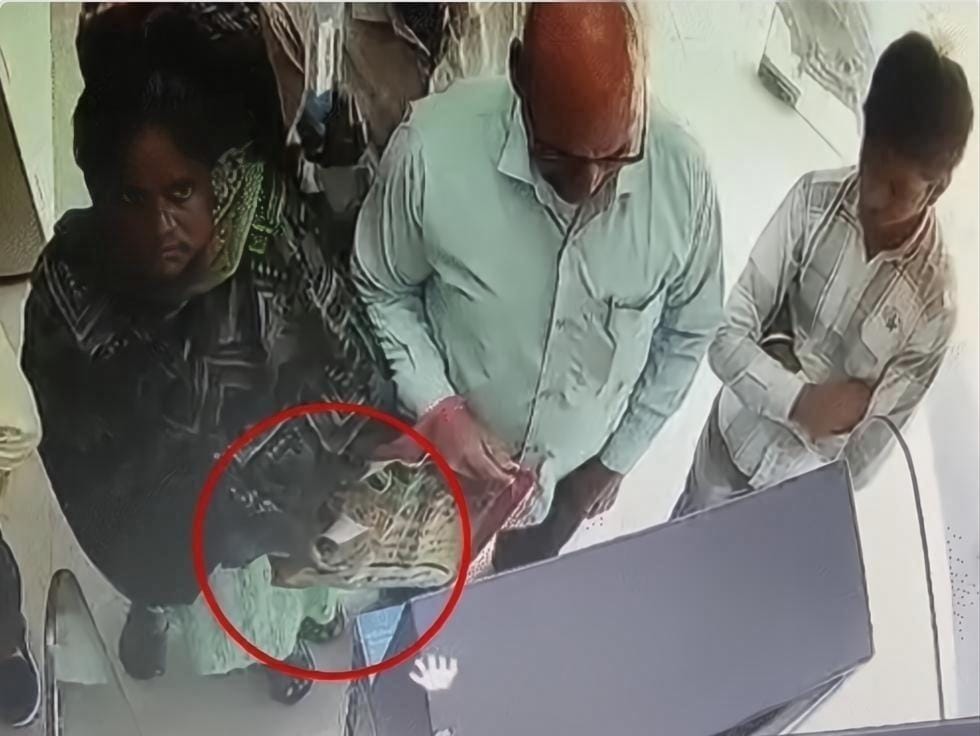 60,000 rupees stolen from an elderly man's bag in a bank