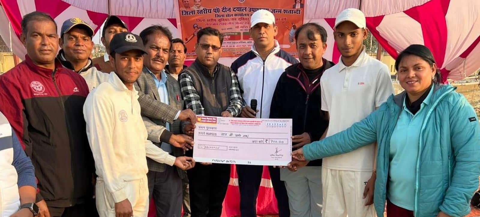 टी-20 क्रिकेट मैच के विजेता टीम के कप्तान को सम्मानित करते अतिथि। स्रोत स्टेडियम