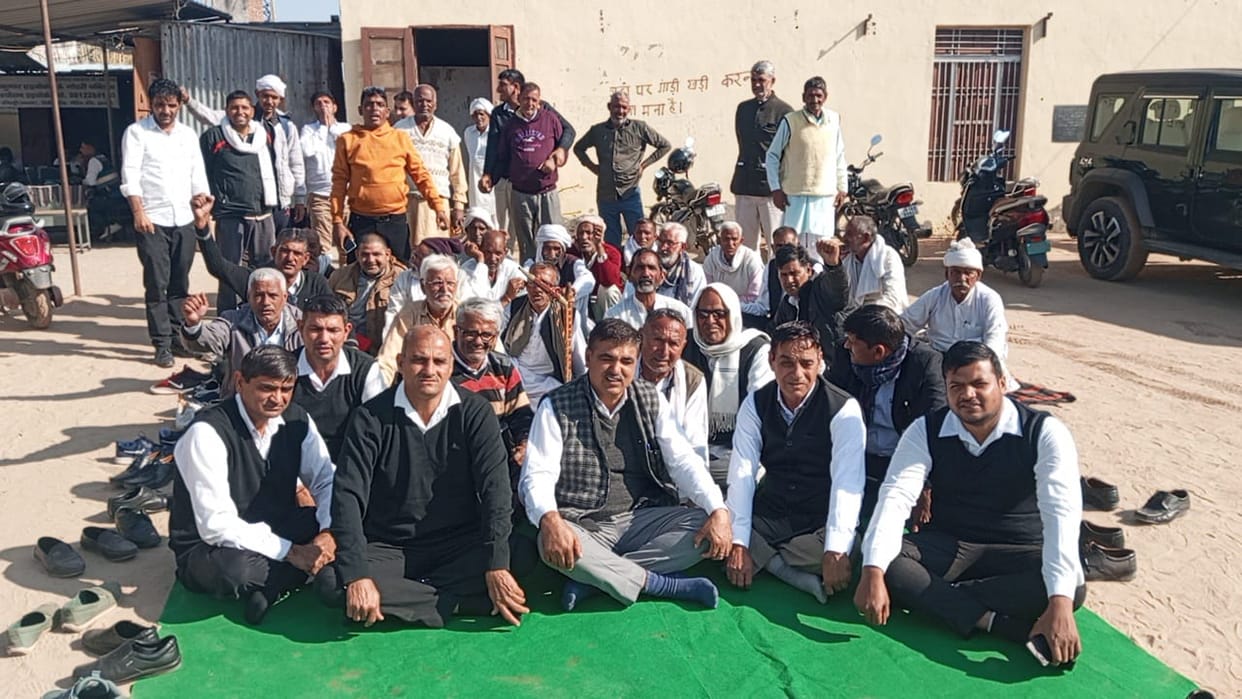 When the DRO reached the Tehsildar's office, the people sitting on the dharna raised slogans
