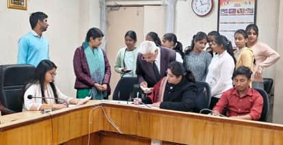 The city magistrate listened to the problems of the people in the solution camp.