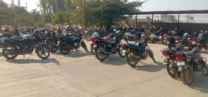 The contract for parking at the bus stand has ended for three months, causing traffic problems.