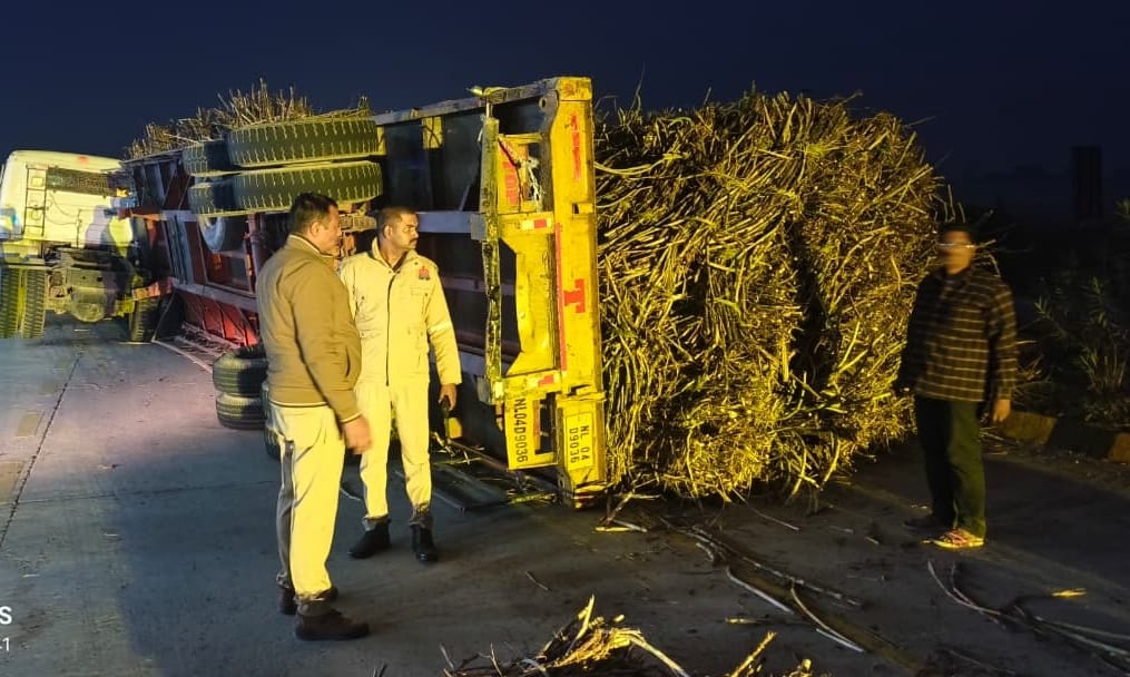 Overloaded truck carrying sugarcane overturned, driver safe