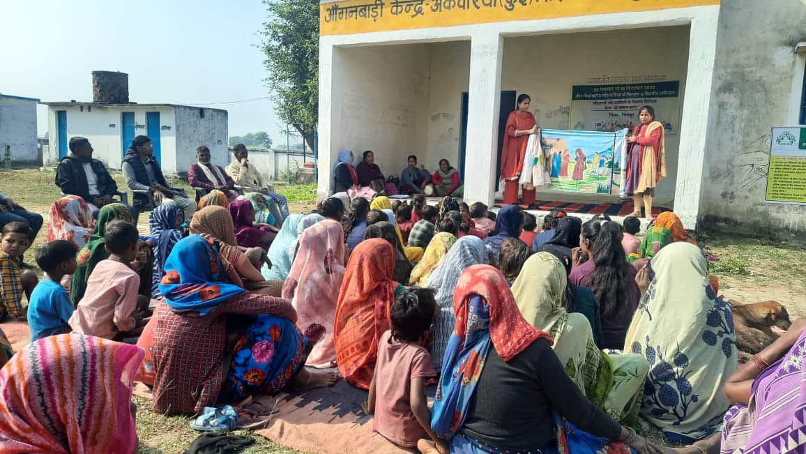 28 सीकेटीपी-11- परिचय- महिला हिंसा के खिलाफ संगोष्ठी में जानकारी देतीं वनांगना कार्यकर्ता। स