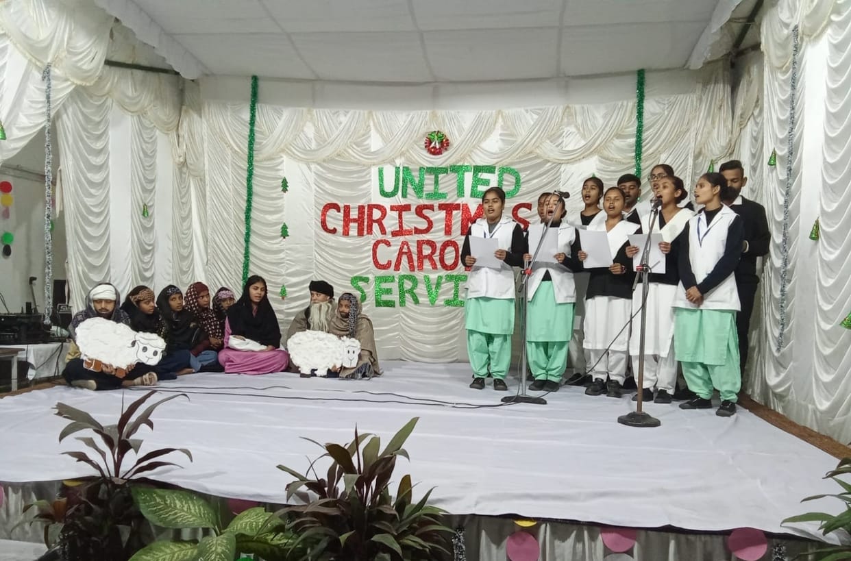 Christmas carol service held at Philadelphia hospital