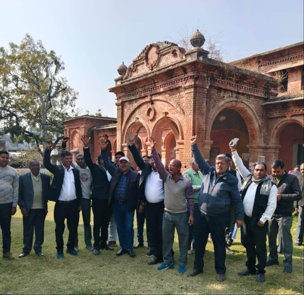 अलीगंज तहसील परिसर में एल्डर्स कमेटी के पुनर्गठन की मांग करते अधिवक्ता। संवाद