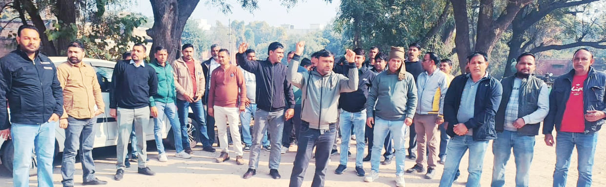 Protest against the government against the online transfer policy