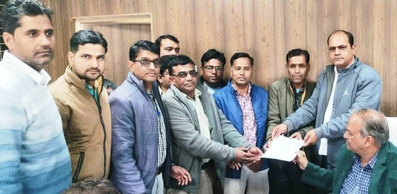 अधीक्षण अभियंता को ज्ञापन देते हुए कर्मचारी