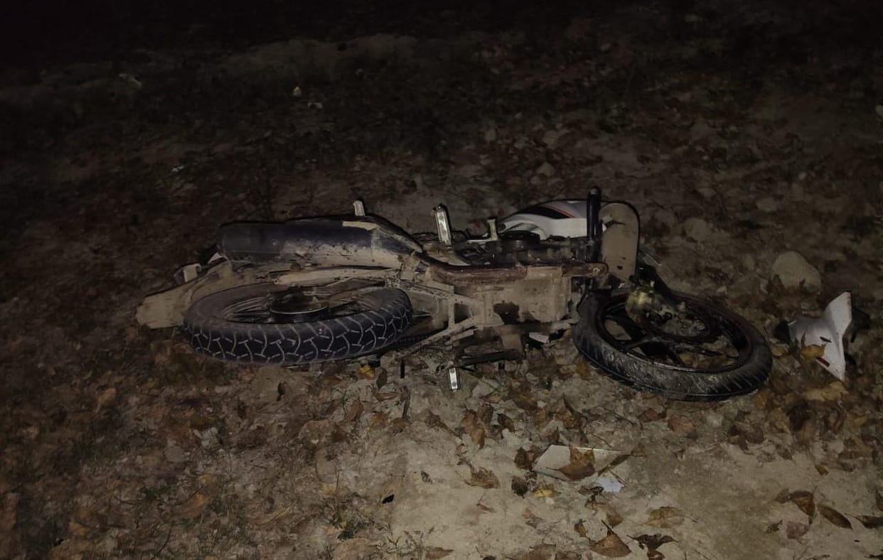 Meerut: A three-year-old girl fell out of her mother's hand after the bike collided and was crushed by a truck
