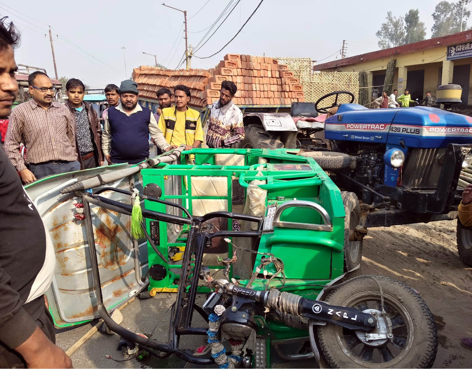 बिल्सी में गल्ला मंडी के पास हुए हादसे के बाद जानकारी करते लोग। संवाद