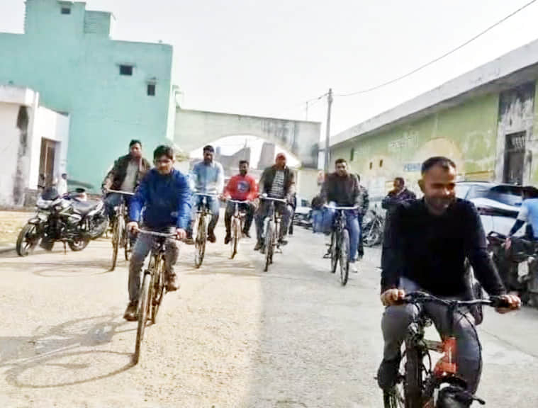 बिल्सी में साइकिल यात्रा निकालते ग्राम सचिव। संवाद