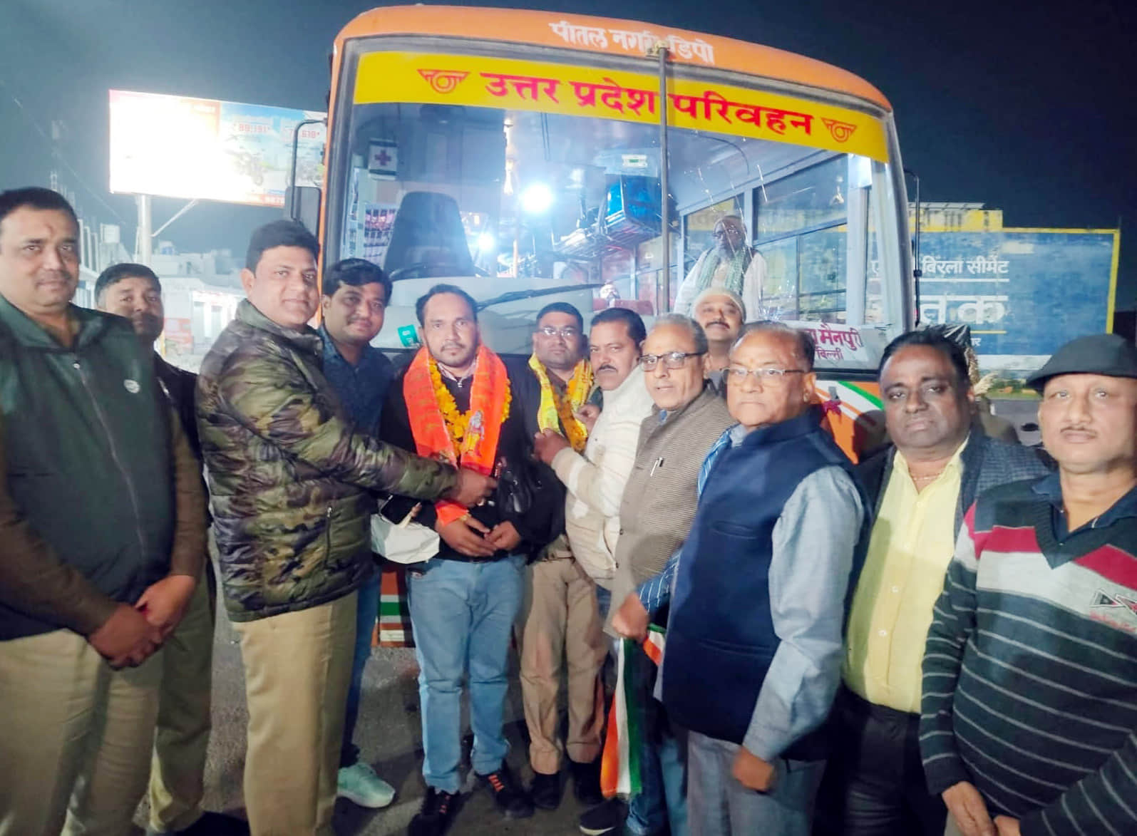 बस के परिचालक प्रभात सिंह को सम्मानित करते व्यापारी। संवाद