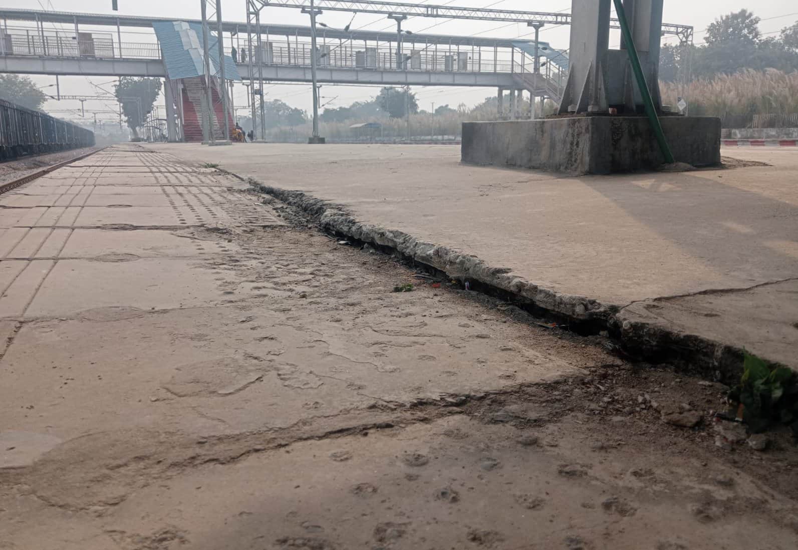 चिलबिला रेलवे स्टेशन का टूटा प्लेटफार्म। संवाद