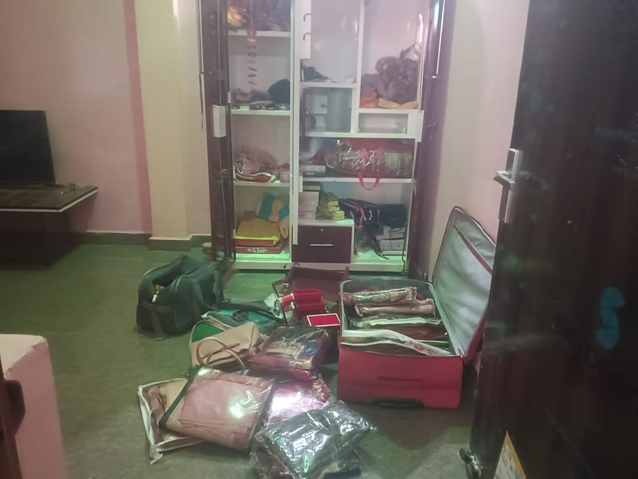 Jewellery worth lakhs stolen after breaking the lock of the house