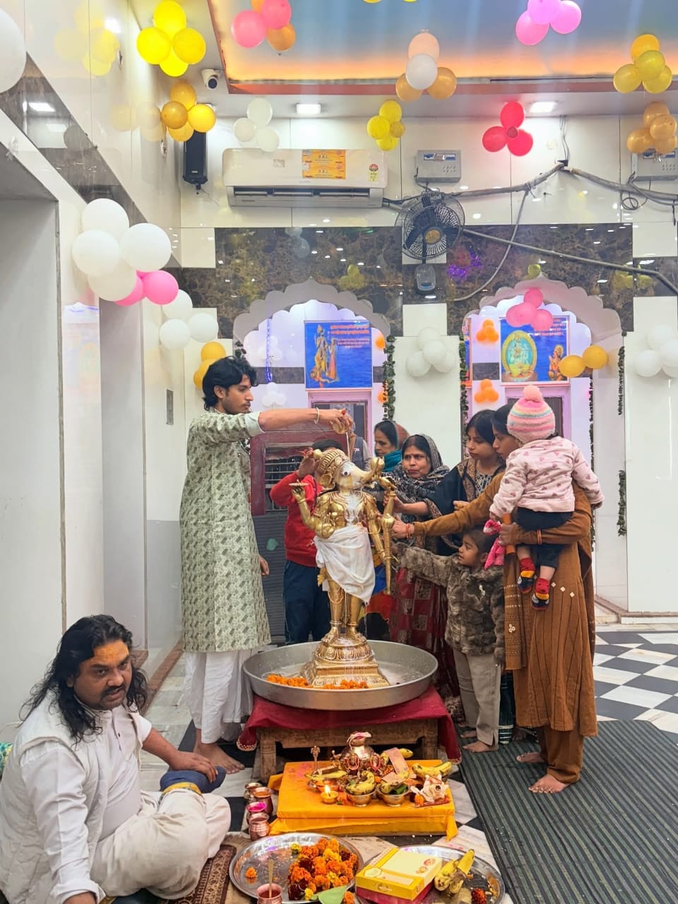 Arya Samaj organised a procession and performed havan pujan on the occasion of its 75th anniversary.