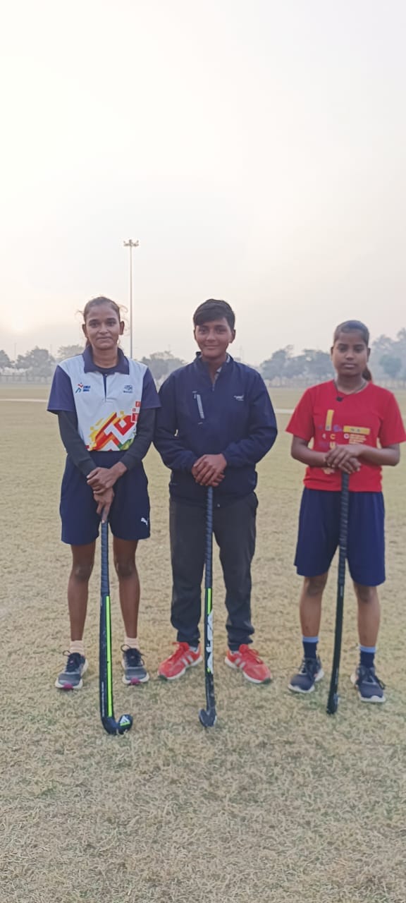 Three hockey players were selected in the divisional team.