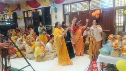 Devotees celebrated the birth anniversary of Lord Krishna, dancing to devotional songs.