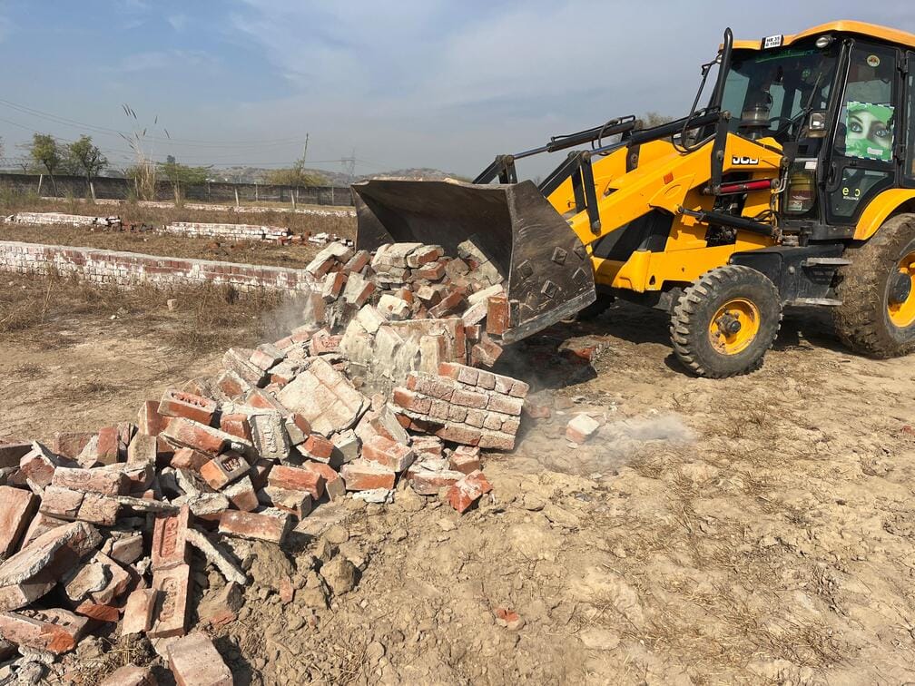 Bulldozer runs on illegal colony